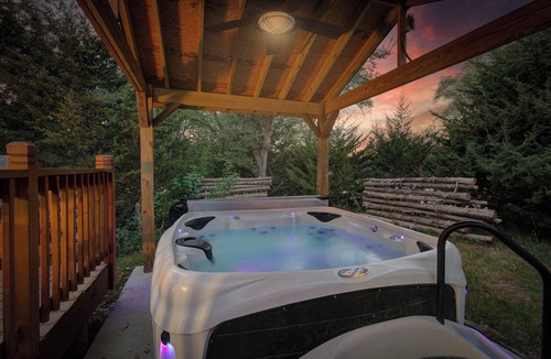 Ashland Cabin | Fireside Cabin w/Hot Tub. 2 Bedrooms w/3 Queen Beds. Spacious