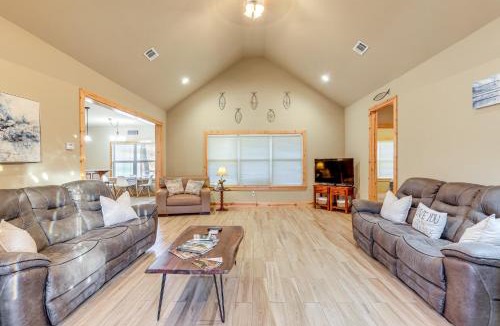 Lakeview House | Fish the White River! Sleek Family Home in Flippin