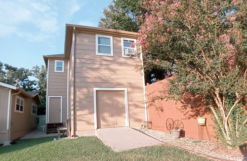 Jewett House | Fisherman’s Getaway with Sunset Views & Room for 11