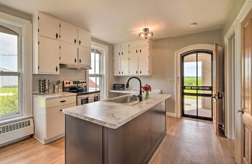 Janesville House | Fishing Nearby: 200-Acre Farmhouse w/Grill!