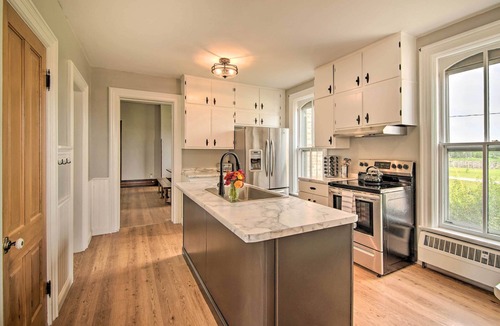 Janesville House | Fishing Nearby: 200-Acre Farmhouse w/Grill!