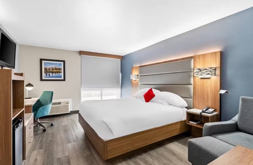 Cheyenne Hotel | Flexible & Comfortable Space | Deluxe One King Bed Pet Friendly | Free Parking