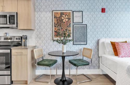 Northern Liberties Apartment | Floor To Ceiling Windows- Bridge Views - Studio
