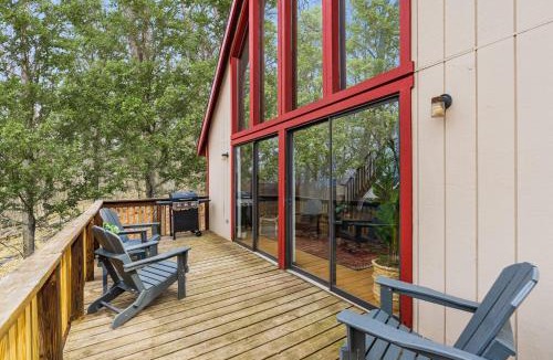Ridgeway Ski Chalet | Forest 2BR chalet w hot tub & backyard
