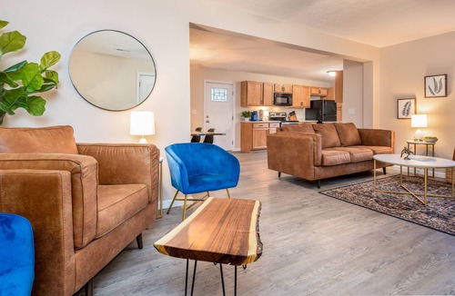 Bloomingdale House | Forest Creek Retreat - King Suite - Sleeps 9 - Free Coffee