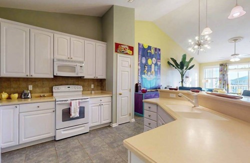 Sunset Island Condo | Fountain-view 4th-floor condo with 3 private beaches, pools, gym, balcony, W/D