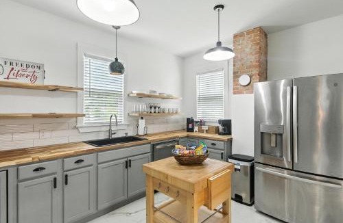 Elizabeth City House | Four-Bedroom Holiday Home
