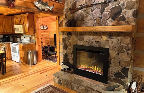 Mentone Cabin | Fox Den: Well appointed cabin, near Desoto State Park, hot tub, sleeps 2-6