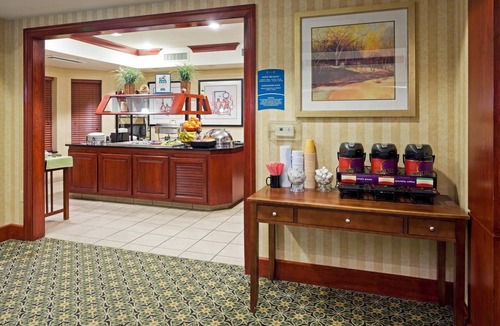 Cranbury Condo | Free Breakfast Buffet. Great for Groups + Only 30 Min from Six Flags!