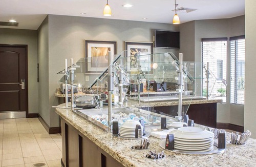 Westgate Condo | Free Breakfast. Outdoor Pool. Shared BBQ. Near Camp Gelger.
