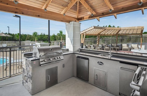 Florence Condo | Free Breakfast. Outdoor Pool. Near Florence Center & McLeod Regional Medical Center.