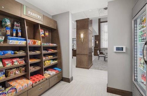 Florence Apartment | Free Breakfast + Outdoor Pool | Near Florence Center + McLeod Regional Medical Center