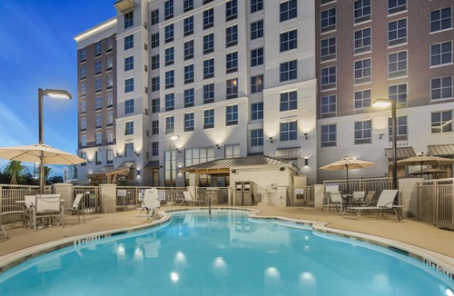 Florence Apartment | Free Breakfast + Outdoor Pool | Near Florence Center + McLeod Regional Medical Center