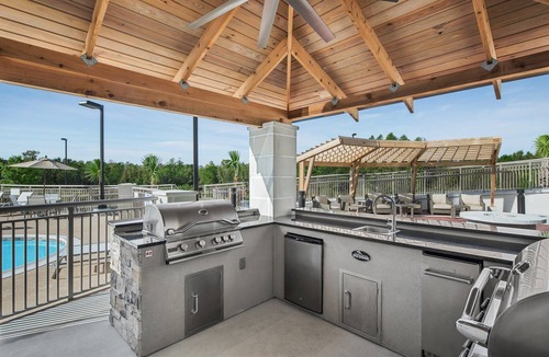 Florence Apartment | Free Breakfast + Outdoor Pool | Near Florence Center + McLeod Regional Medical Center