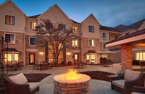 Peoria Apartment | Free Breakfast. Pool & Hot Tub. Near St. Francis Medical Center!