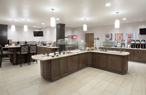 Rapid City Condo | Free Breakfast. Pool & Hot Tub. Near Rushmore Crossing Shopping Complex!