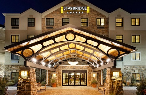 Rochester Condo | Free Breakfast + Shared Pool & Hot Tub | Great Location Near Mayo Clinic!