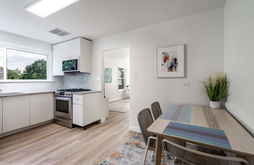 Skokie Condo | Free Parking, Balcony, near Universities, NAPA, Ravinia and train to Chicago