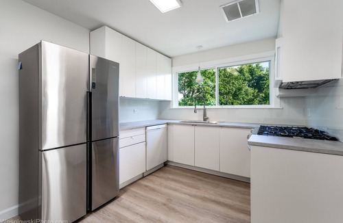 Skokie Condo | Free Parking, Balcony, near Universities, NAPA, Ravinia and train to Chicago