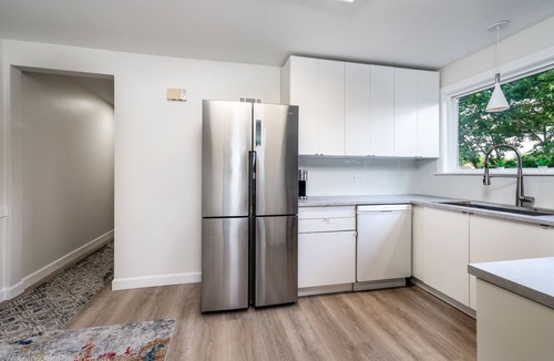 Skokie Condo | Free Parking, Balcony, near Universities, NAPA, Ravinia and train to Chicago