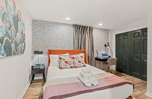Old City Apartment | Free Parking- Steps to Liberty Bell & Waterfront