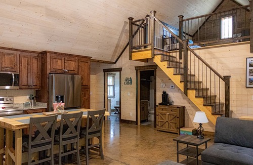 Rising Fawn Cabin | Free Ruby Falls Ticket & More -Hot Tub -Putt Putt-Firepit & Fireplace-2 mi to Cloudland Canyon
