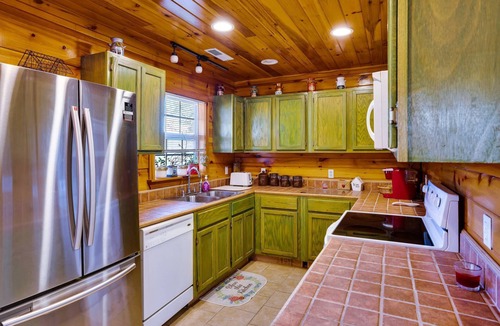 Rising Fawn Cabin | Free Ruby Falls Ticket & More -Hot tub-3 acres-5 min walk to lake fishing-15 min Cloudland Canyon