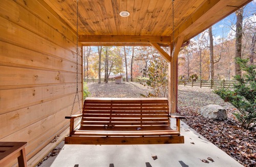 Rising Fawn Cabin | Free Ruby Falls Ticket & More -Hot tub-3 acres-5 min walk to lake fishing-15 min Cloudland Canyon