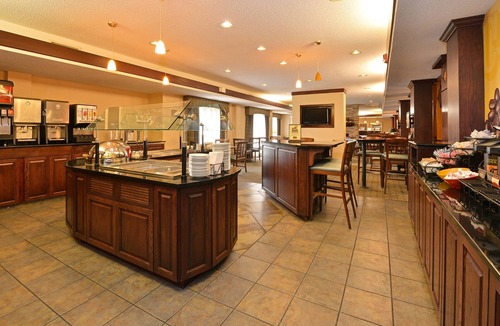West Des Moines Condo | Free Wi-Fi, Indoor Pool and Hot Tub | Free Breakfast + Fireplace