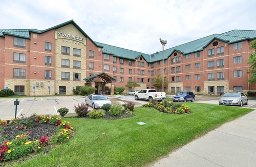 West Des Moines Condo | Free Wi-Fi, Indoor Pool and Hot Tub | Free Breakfast + Fireplace
