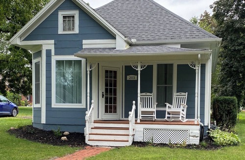 Dallas Center House | Fresh Remodel! Whole House Getaway Near DSM! Book 7+ days and save!