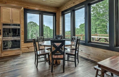 Talking Rock Cabin | From Salt Life to Mountain Life - Mountain Views | Pet Friendly | Hot Tub | Game Room