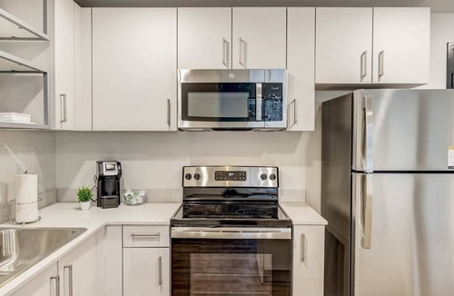 Downtown Lincoln Apartment | Frontdesk | 2 BR Apt near Memorial Stadium