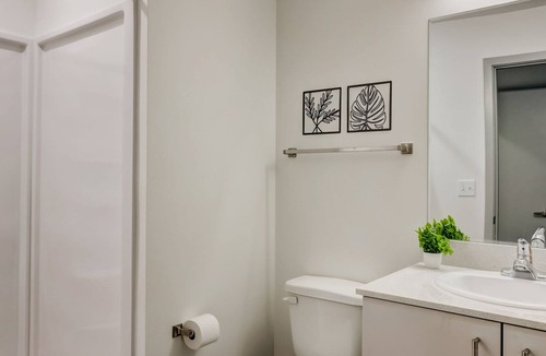 Downtown Lincoln Apartment | Frontdesk | 2 BR Apt near Memorial Stadium