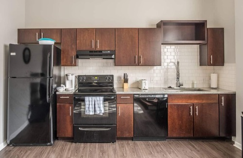 Downtown Kansas City Apartment | Frontdesk | Contemporary 1BR by Convention Center