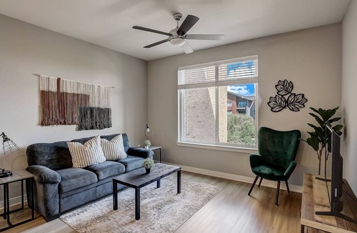 Highland Apartment | FRONTDESK Five Two At Highland Apts Downtown Austin