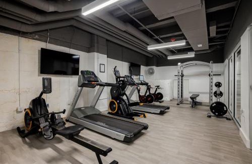 Hanover Place Apartment | FRONTDESK Midtown Studio Apt near KC Nightlife