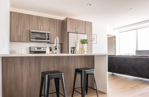 Downtown Kansas City Apartment | Frontdesk | Simple + Central 2BR High-Rise Apt