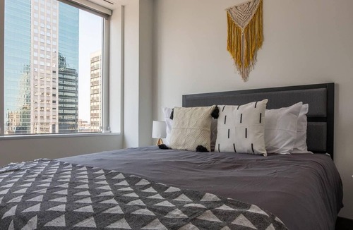 Downtown Kansas City Apartment | Frontdesk | Simple + Central 2BR High-Rise Apt