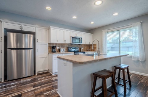Bennington House | Full kitchen <30 Min to Zoo Gym nearby W/D Air hockey table Fireplace