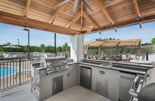 Florence Apartment | Full Suite | Fitness Center + Outdoor Pool