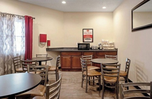 Clinton Apartment | Fully Furnished Studio Available in Clinton, Iowa, 1 week min stay