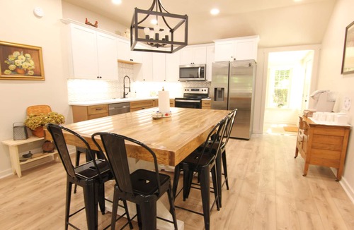 Pawhuska House | Fully Remodeled! Three minute WALK to the Pioneer Woman Merc!