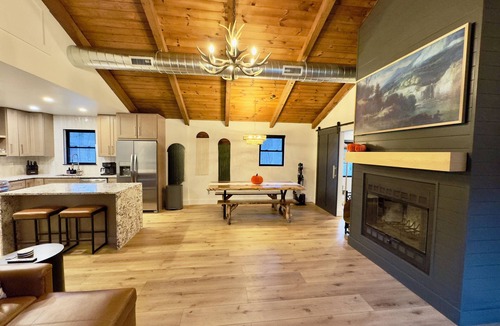 Butler Cabin | Fun Creekside cabin- tubing, fishing, grilling!