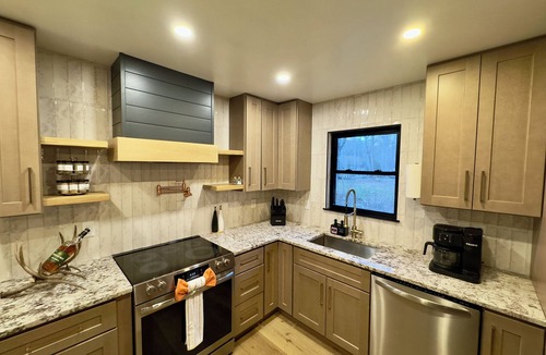 Butler Cabin | Fun Creekside cabin- tubing, fishing, grilling!