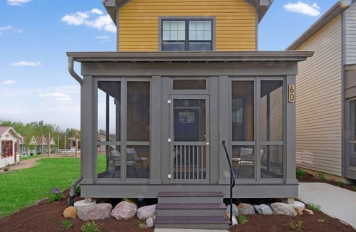 Ottawa House | Fun In The Sun â€“ A Bright andBreezy Getaway in Navvy Town