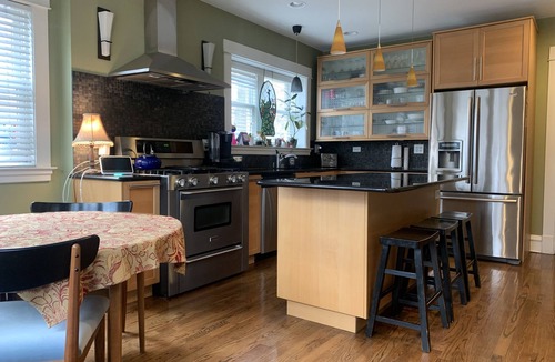 Oak Park Apartment | Furnished Oak Park Flat/Ideal for 1 to 6 Month Stays/Entire Apartment