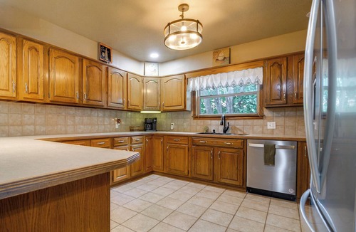 Grove House | Game Room, Fishing Cabin & Dock on Grand Lake!