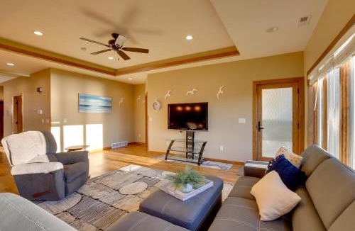 Lake Park House | Game Room + Views: Family Retreat on Silver Lake