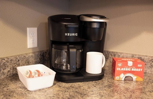 West Des Moines Apartment | Garage Parking | Balcony | Onsite Gym & Tanning